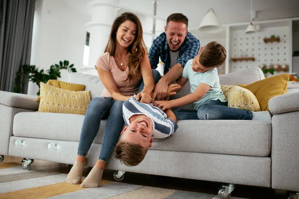 Keluarga Bahagia Menghabiskan Waktu Bersama Rumah Sofa Stok Foto Bebas Royalti