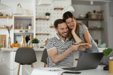 Kocanın doğum günü. Karısına sürpriz bir doğum günü pastası yapmış.