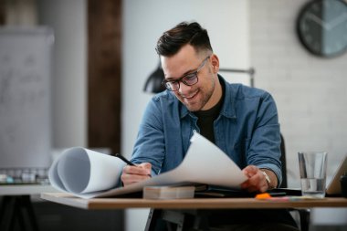 Genç işadamı çalışma sürecinde 