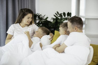 Çocuklu güzel ebeveynler evde eğleniyorlar.