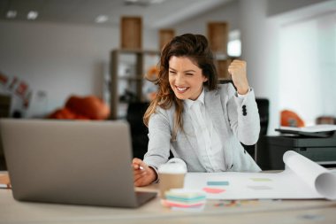 Ofiste proje üzerinde çalışan güzel bir genç kadın.