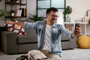 Adam yolculuğa hazırlanıyor, bavulunu hazırlıyor.