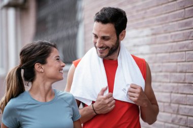 Atletik çift şehirde koştuktan sonra dinleniyor. Mutlu çift sabahları eğleniyor...