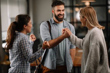 Modern açık uzay ofisinde sıradan iş adamlarından oluşan bir grup. İş kadınları ve işadamları yeni proje hakkında konuşuyor.