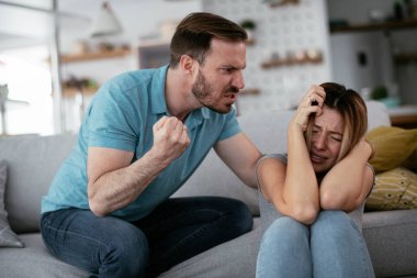 Aile içi şiddet, erkek kadına zarar verme