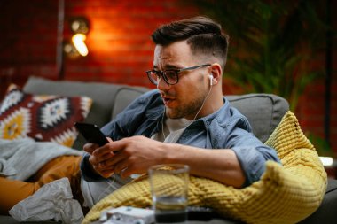 Sıradan bir adamın evde telefonuyla görüntülü konuşması. Adam apartmanında sosyal medyada sohbet ediyor..