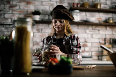 Küçük kız mutfakta eğleniyor. Mutfakta oynayan tatlı kız..