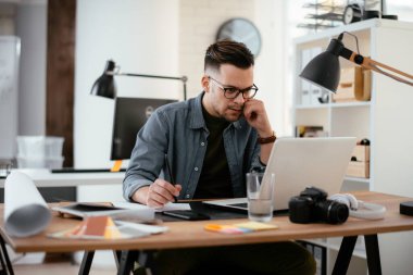 Genç işadamı çalışma sürecinde 