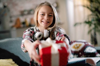 Güzel küçük kız bir hediye veriyor.