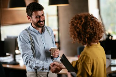 Ofiste çalışan dost canlısı meslektaşlar