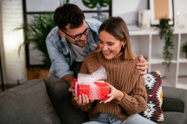 Erkek, kız arkadaşına hediyeyle sürpriz yapıyor..
