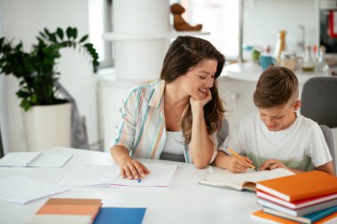 Anne oğluyla ödev yapıyor.