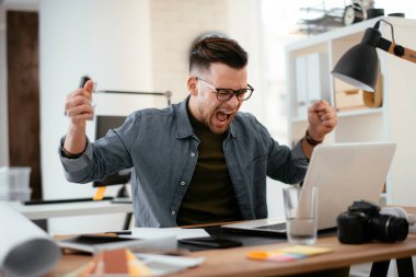 Genç işadamı çalışma sürecinde 