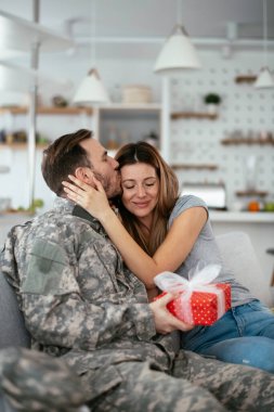 Asker bir hediyeyle karısına sürpriz yapıyor. Genç adam kız arkadaşına hediye kutusu veriyor...