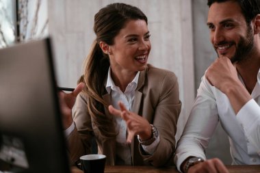 Ofisteki meslektaşlar. İş kadını ve işadamı ofiste iş tartışıyorlar. Birlikte çalışan iki arkadaş..