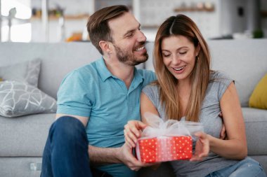 Erkek, kız arkadaşına hediyeyle sürpriz yapıyor..