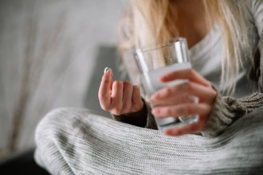 Hasta olduğu için evde. Güzel Genç Kadın Üşütmüş veya Grip Olmuş Dairesinde.