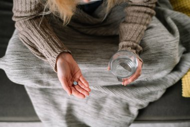 Hasta olduğu için evde. Güzel Genç Kadın Üşütmüş veya Grip Olmuş Dairesinde.