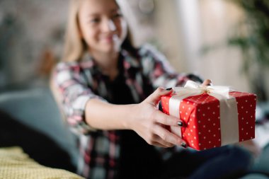 Güzel küçük kız bir hediye veriyor.