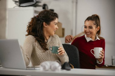 kız arkadaşlar ofiste mola veriyorlar. 