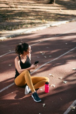 Genç bir kadın dışarıda egzersiz yapıyor. 