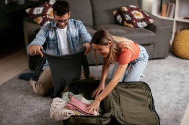 Çift bavul hazırlıyor, yolculuğa hazırlanıyor.