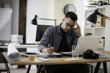 Genç işadamı çalışma sürecinde 