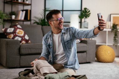 Adam yolculuğa hazırlanıyor, bavulunu hazırlıyor.