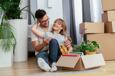 Genç çift yeni daireye taşınıyor.