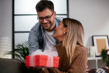 Erkek, kız arkadaşına hediyeyle sürpriz yapıyor..