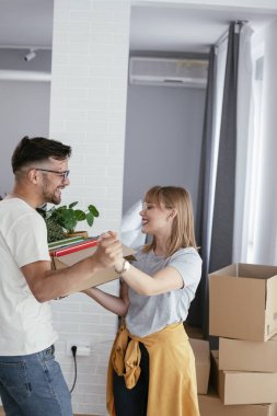 Genç çift yeni daireye taşınıyor.