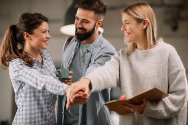 Modern açık uzay ofisinde sıradan iş adamlarından oluşan bir grup. İş kadınları ve işadamları yeni proje hakkında konuşuyor.