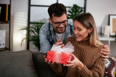 Erkek, kız arkadaşına hediyeyle sürpriz yapıyor..