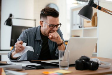 Genç işadamı çalışma sürecinde 