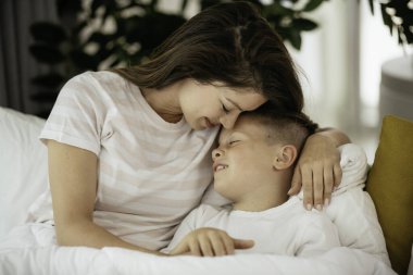 Tatlı anne ve oğul kucaklaşması 