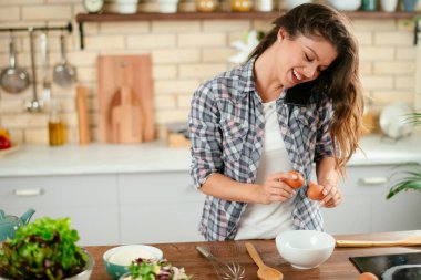Mutfakta yemek yapan güzel genç bir kadının portresi. Genç Kadın Aşçılık. Sağlıklı Yemek - Sebze Salatası.