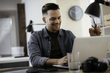 Genç işadamı çalışma sürecinde 