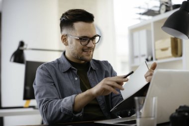 Genç işadamı çalışma sürecinde 