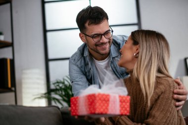 Erkek, kız arkadaşına hediyeyle sürpriz yapıyor..