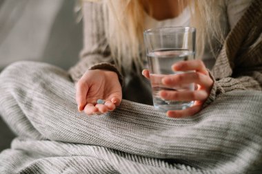 Hasta olduğu için evde. Güzel Genç Kadın Üşütmüş veya Grip Olmuş Dairesinde.