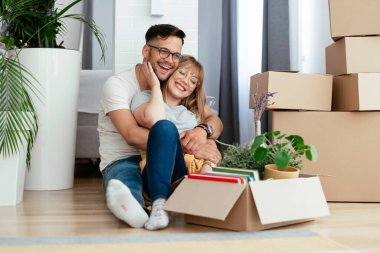 Genç çift yeni daireye taşınıyor.