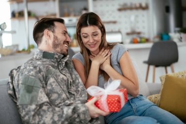 Asker bir hediyeyle karısına sürpriz yapıyor. Genç adam kız arkadaşına hediye kutusu veriyor...
