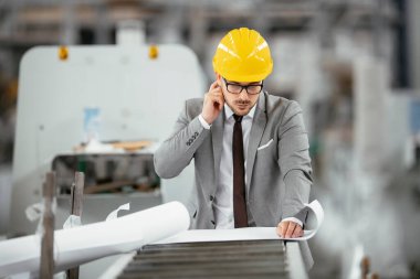 Modern Modern Fabrika 'da Hard Hat' ın baş mühendisi. Modern Endüstriyel Çevrede Yakışıklı Adam.