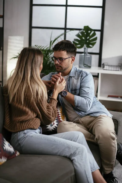 Evde oturan ve konuşan genç bir çift. Sevgili çift randevuda..