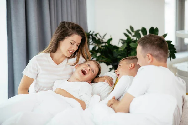 Belos Pais Com Crianças Aproveitando Tempo Casa — Fotografia de Stock