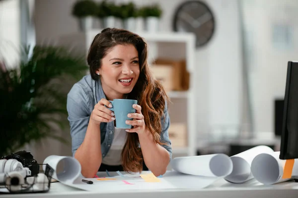 Jovem Mulher Casual Bebendo Café Escritório Gerente Feminino Atraente Sentado — Fotografia de Stock