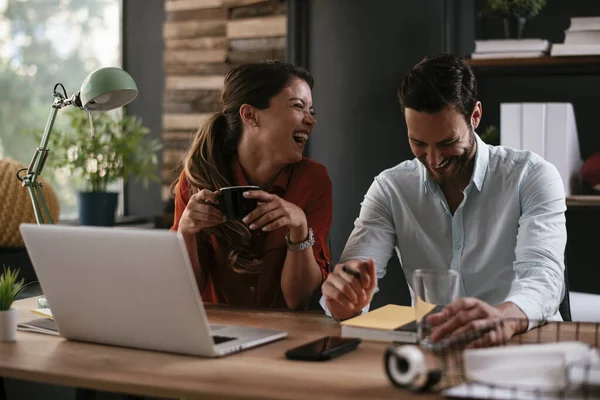 Collega Functie Zakenvrouw Zakenman Bespreken Het Werk Functie Twee Vrienden — Stockfoto