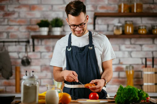 Mutfakta makarna hazırlayan yakışıklı adam. Lezzetli yemek pişiren adam..