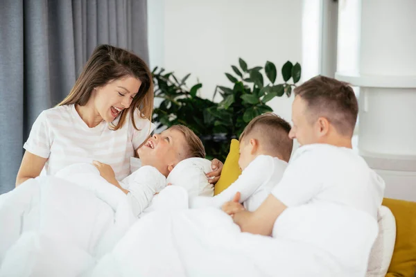 Belos Pais Com Crianças Aproveitando Tempo Casa — Fotografia de Stock