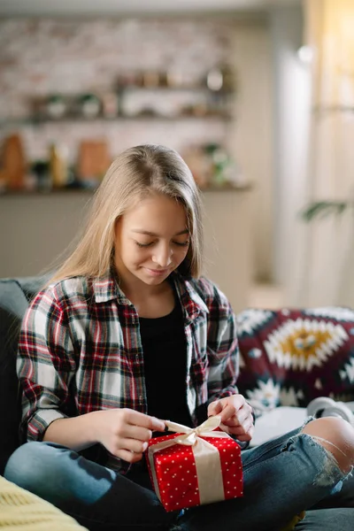 Güzel küçük kız bir hediye veriyor.